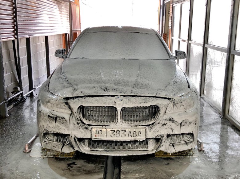 Бмв 5 на мойке