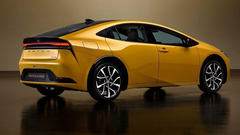Тойота приус 2023