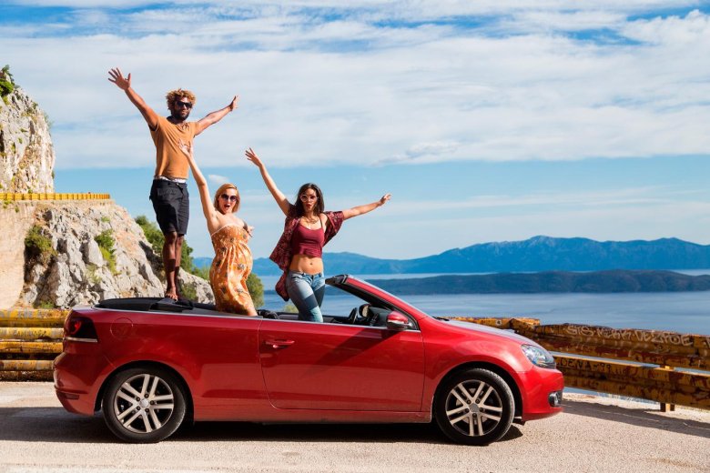 Стоя в кабриолете