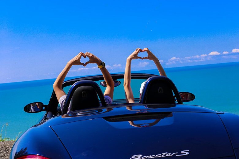 Девушка в кабриолете