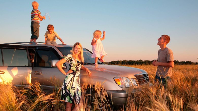 Семья на машине