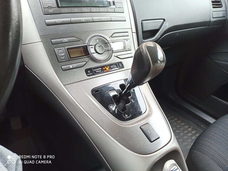 Тойота аурис 2008 робот