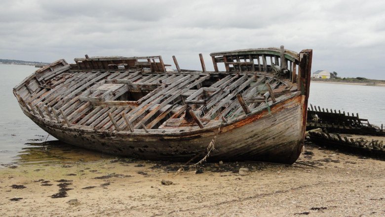 Затонувший деревянный корабль