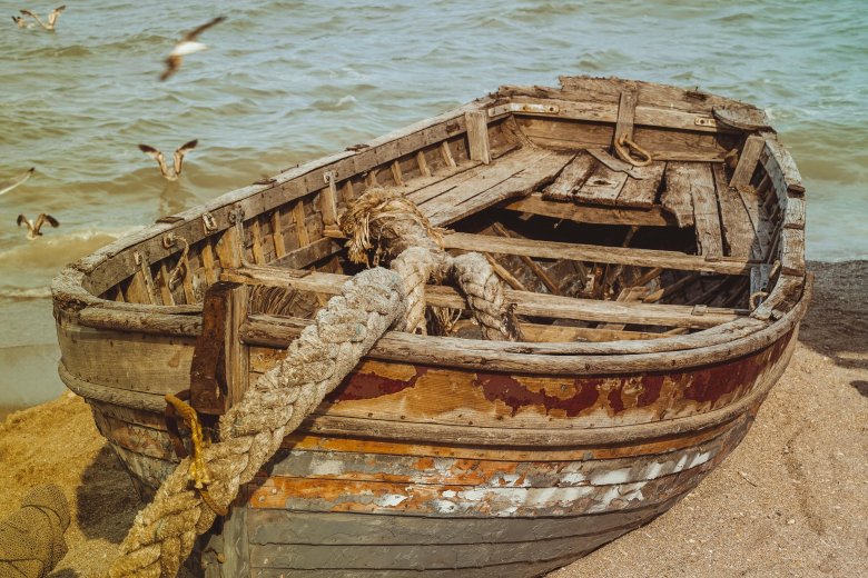 Старая деревянная лодка