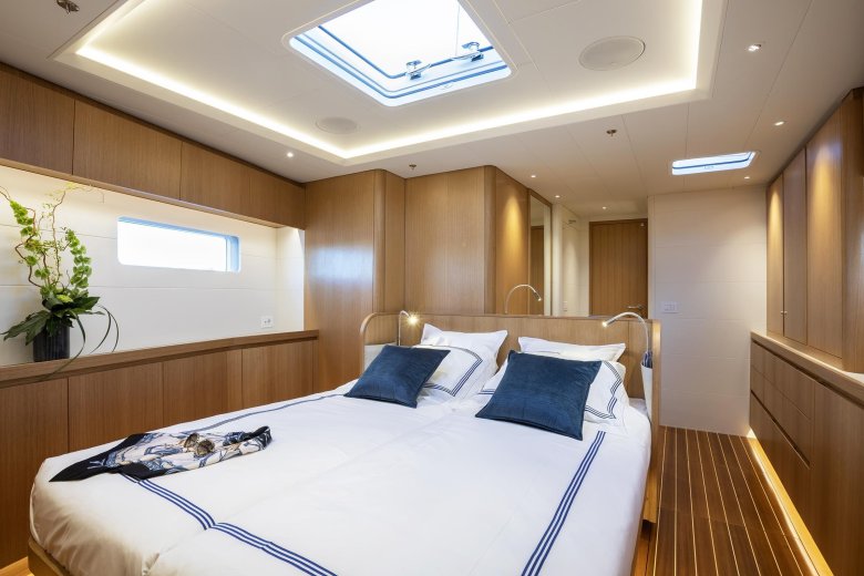 Катамаран с каютой