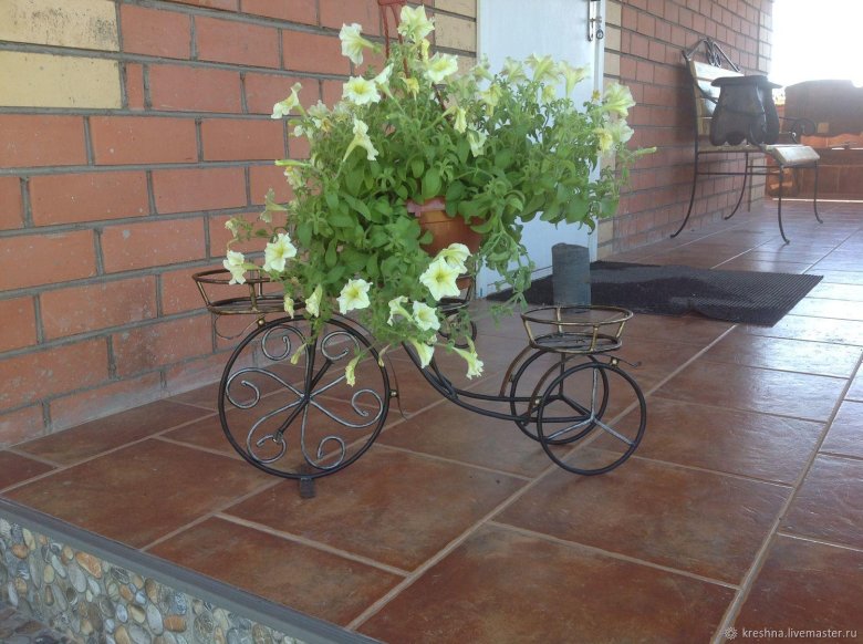 Кованый велосипед для цветов