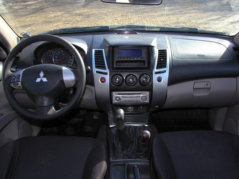 Mitsubishi pajero sport 2010