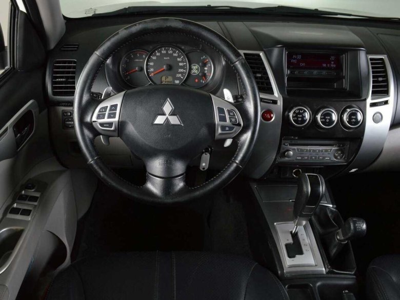 Mitsubishi pajero sport 2012