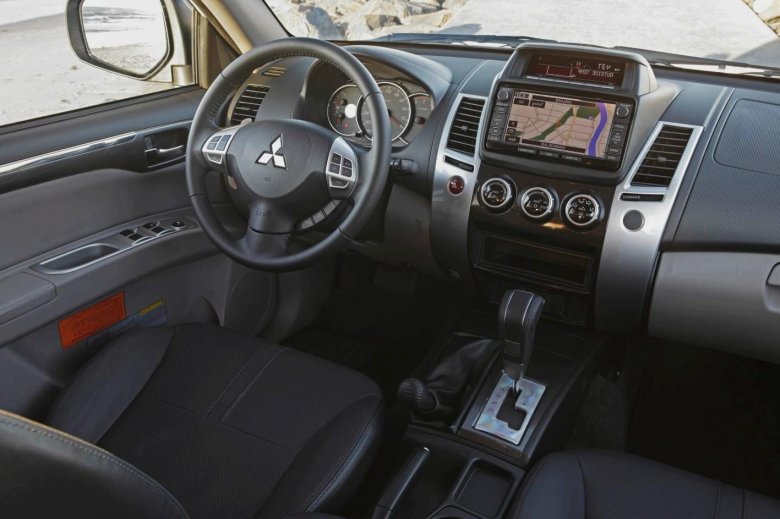 Mitsubishi pajero sport 2013