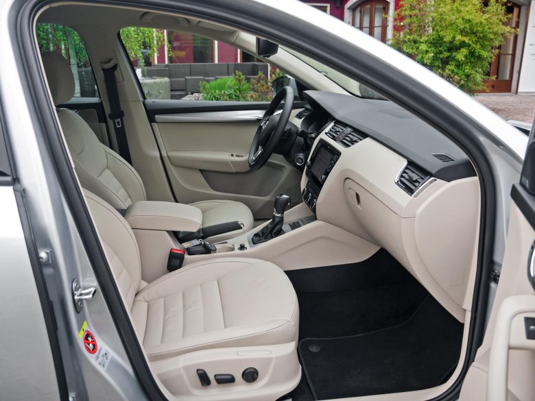 Шкода октавия а5 белый салон