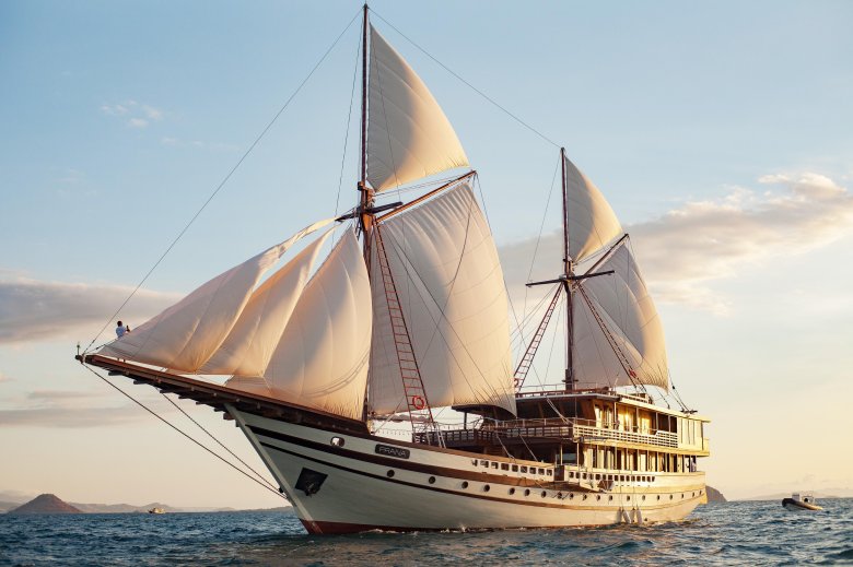 Корабль море