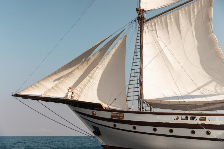 Лодка с парусами