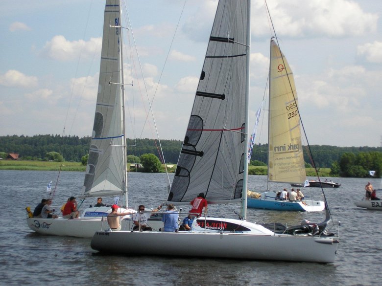 Яхта спортивная