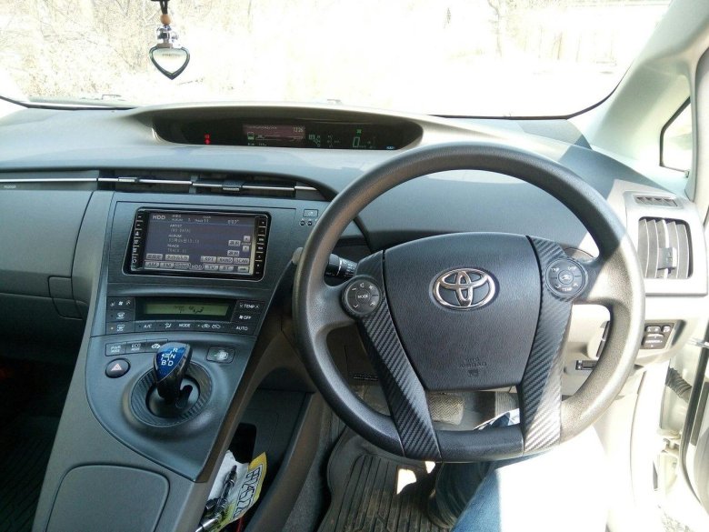 Toyota prius 2010 салон