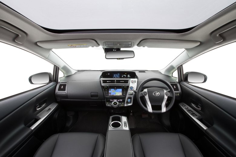 Toyota prius v ( ) 2015