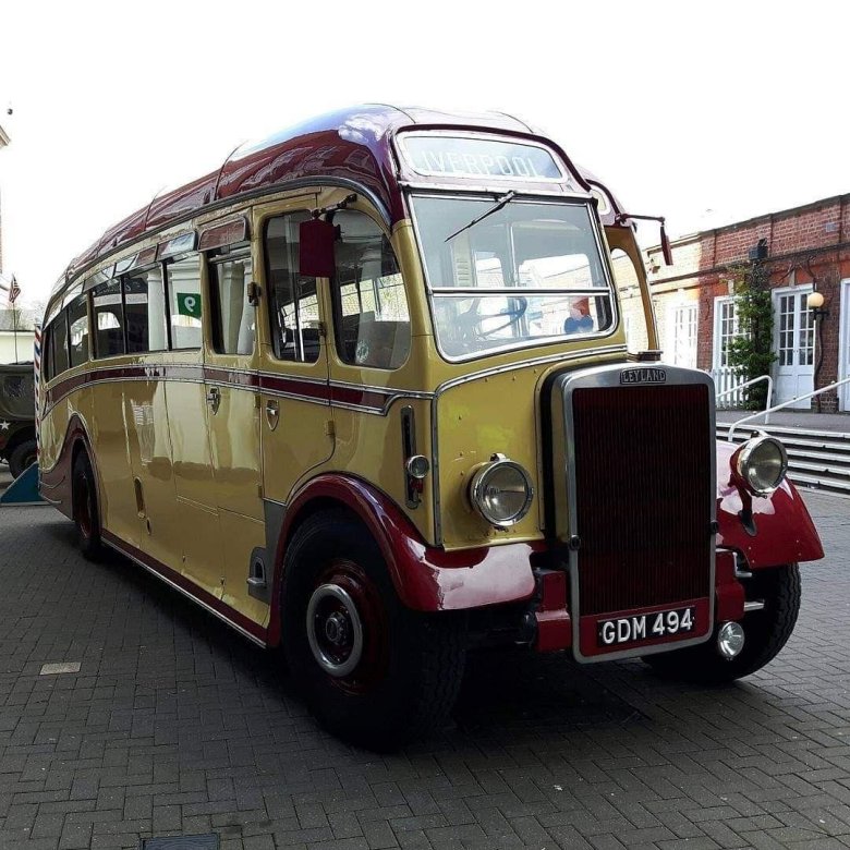 Старый английский автобус