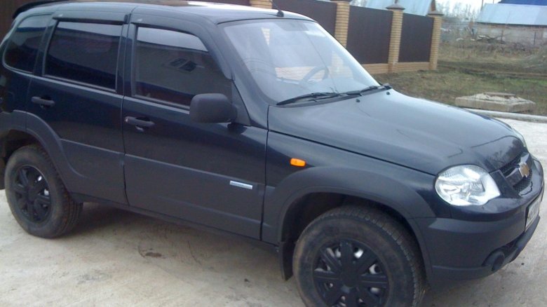 Шевроле нива черная