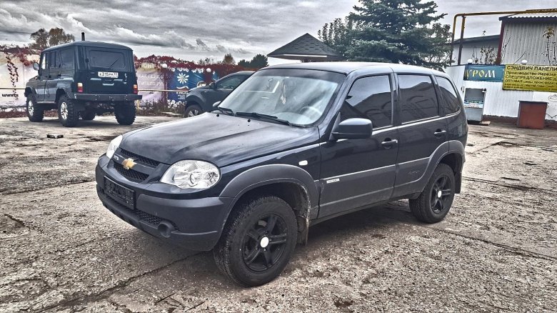 Chevrolet niva черная