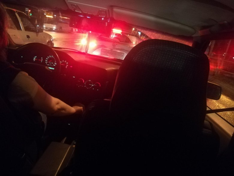 Девушка за рулем ночью