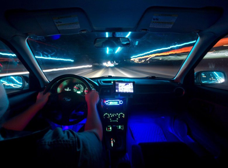 Салон авто ночью