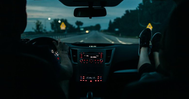 Ноги на панели машины ночью