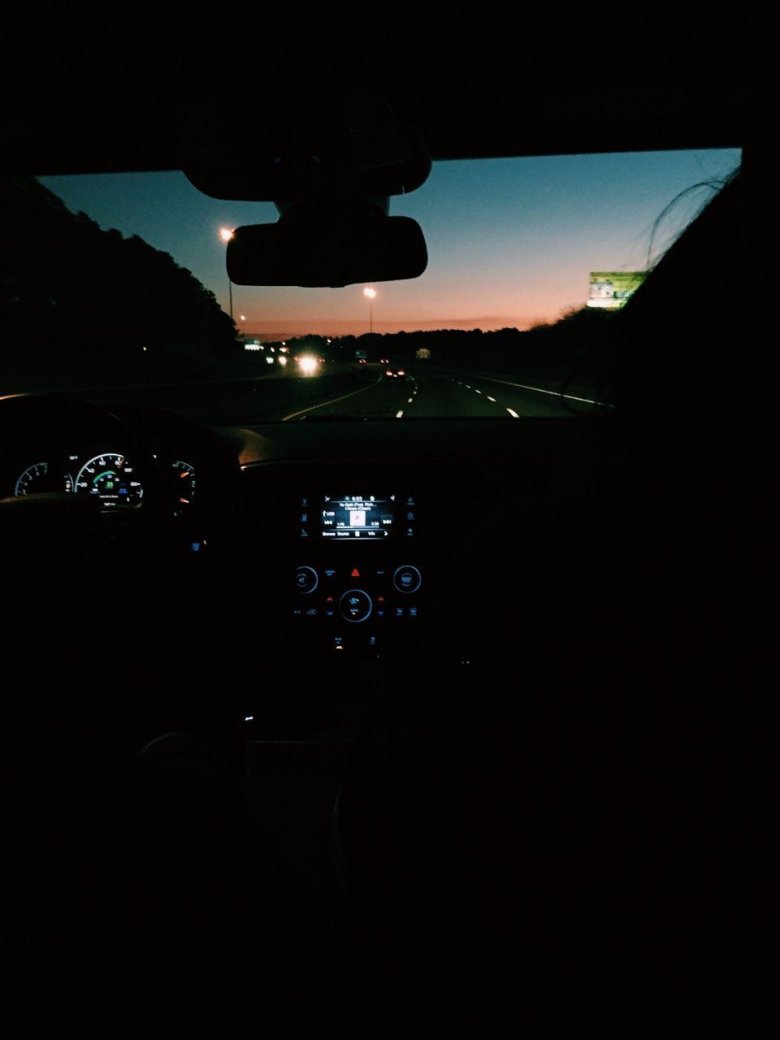 В машине ночью