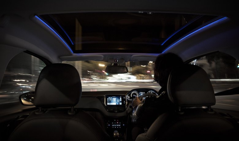 Салон машины ночью