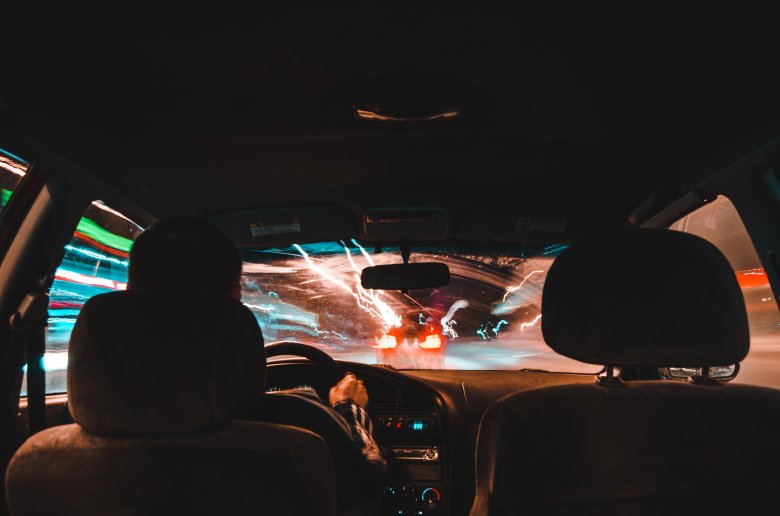 В машине ночью