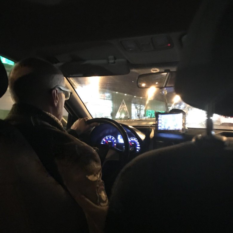 Таксист в машине