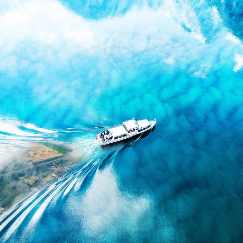 Яхта в море