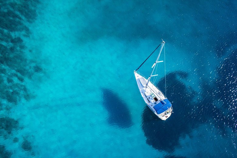 Яхта в море вид сверху