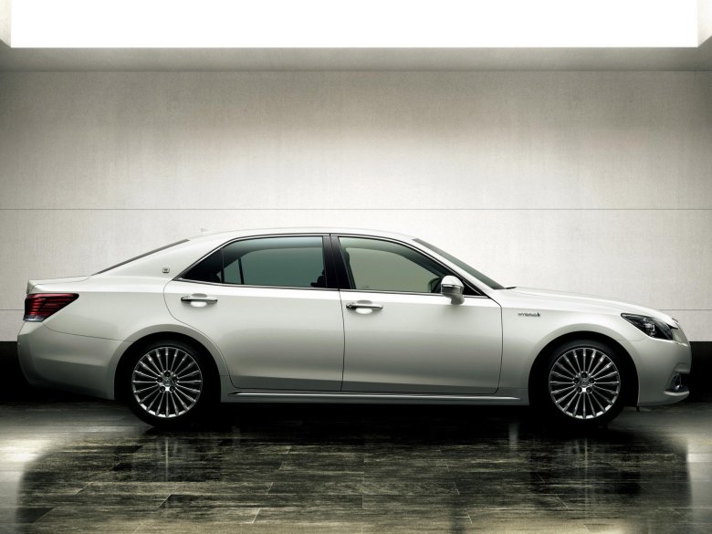 Toyota crown majesta 2014