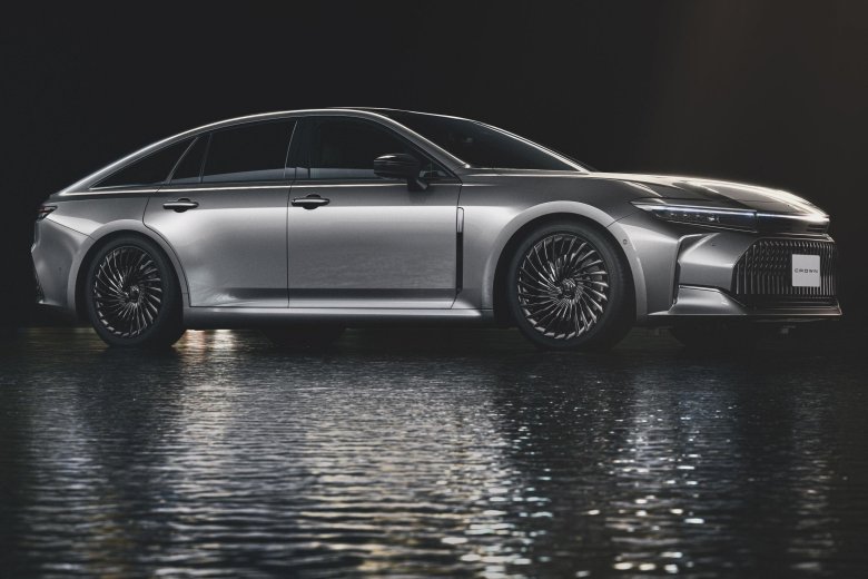 Toyota crown 2023 sedan