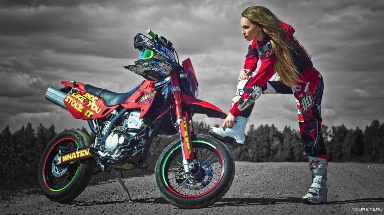 Девушка на кроссовом мотоцикле