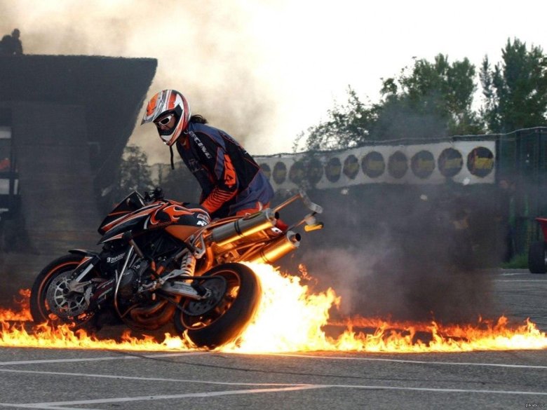 Горящий мотоцикл