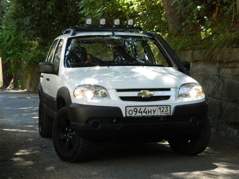 Нива шевроле бертоне белая