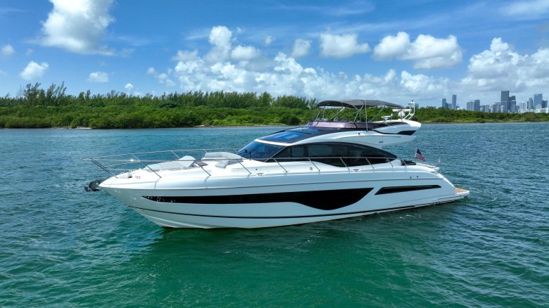 Marquis 630 sport yacht