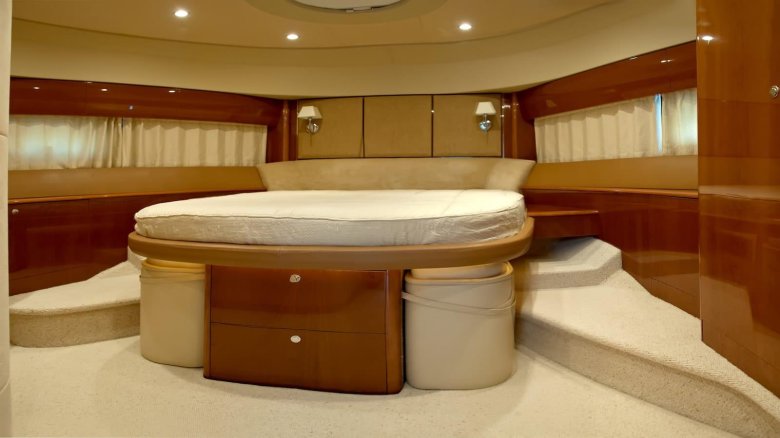 Яхта большая