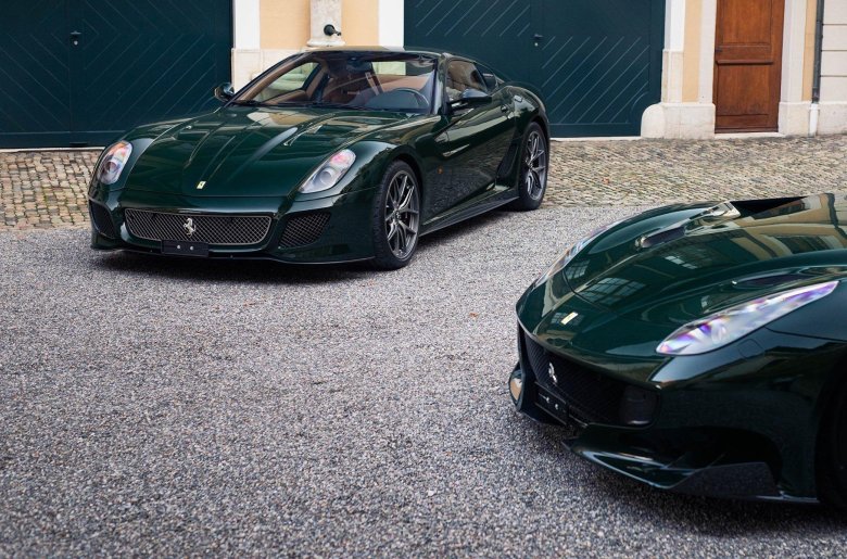 Темно зеленая феррари