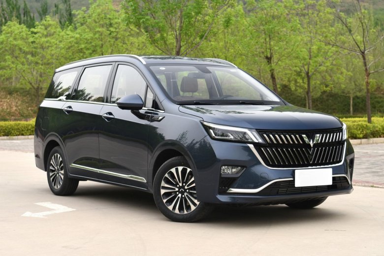Китайский семиместный автомобиль 2023
