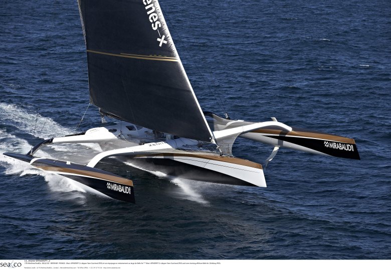 Парусная яхта тримаран