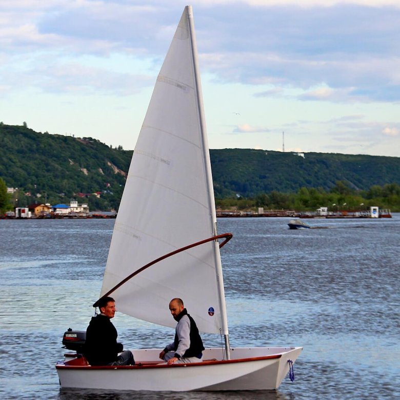 Парусная лодка швертбот