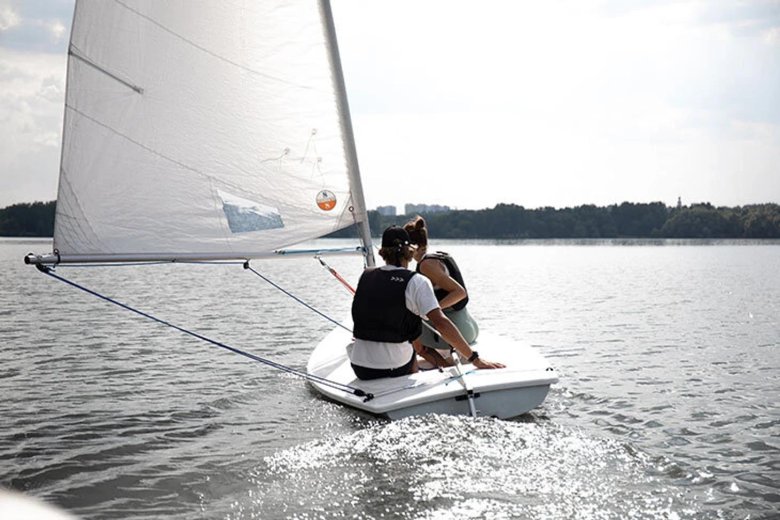 Яхта швертбот