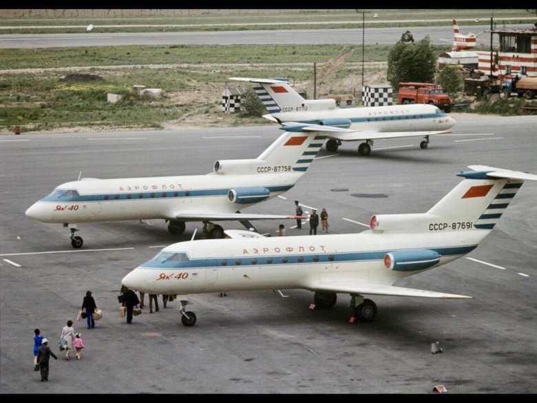 Як 40 пассажирский самолет