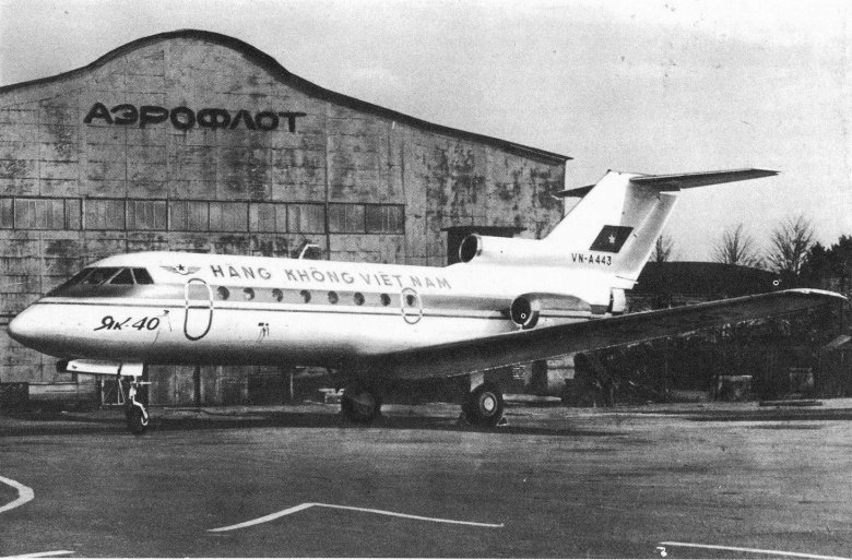Як 40 пассажирский самолет