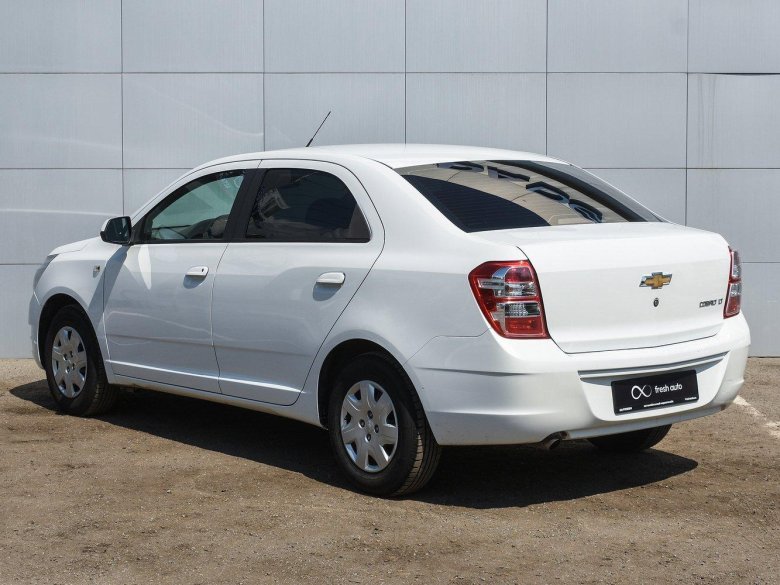Chevrolet cobalt белый