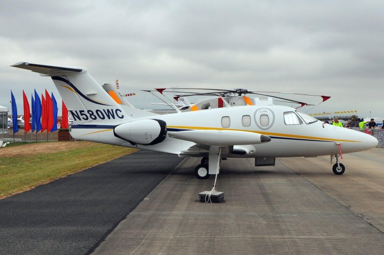 Embraer phenom 300e jet
