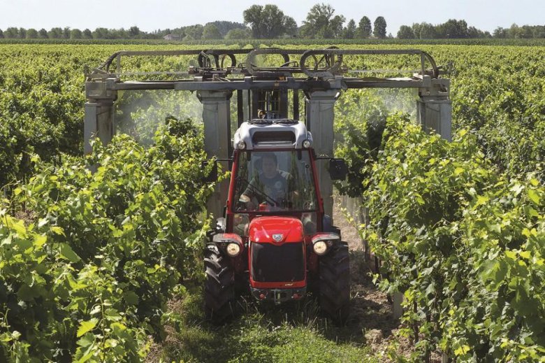 Трактор на винограднике
