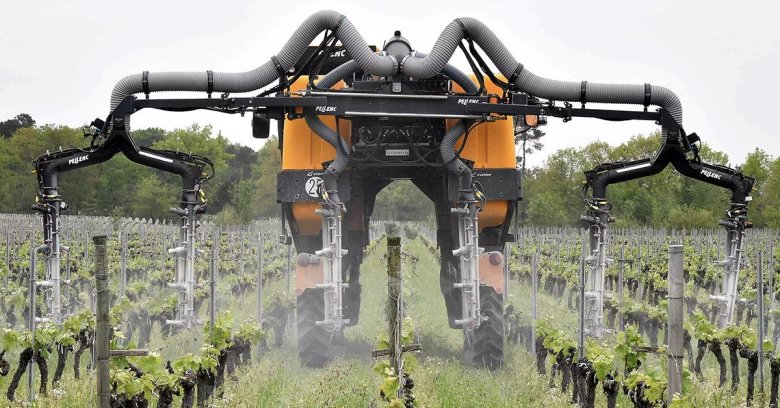 Трактор на винограднике