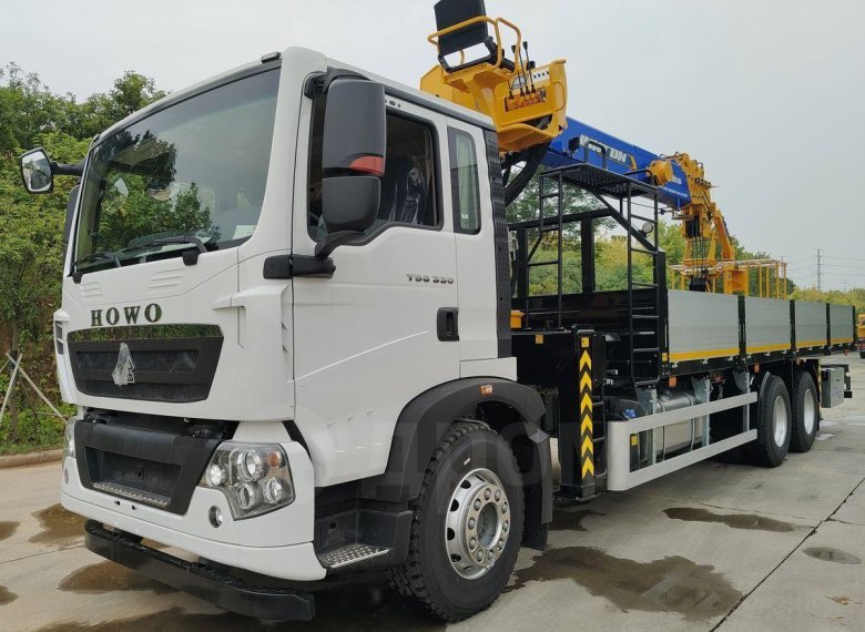 Грузовик с манипулятором